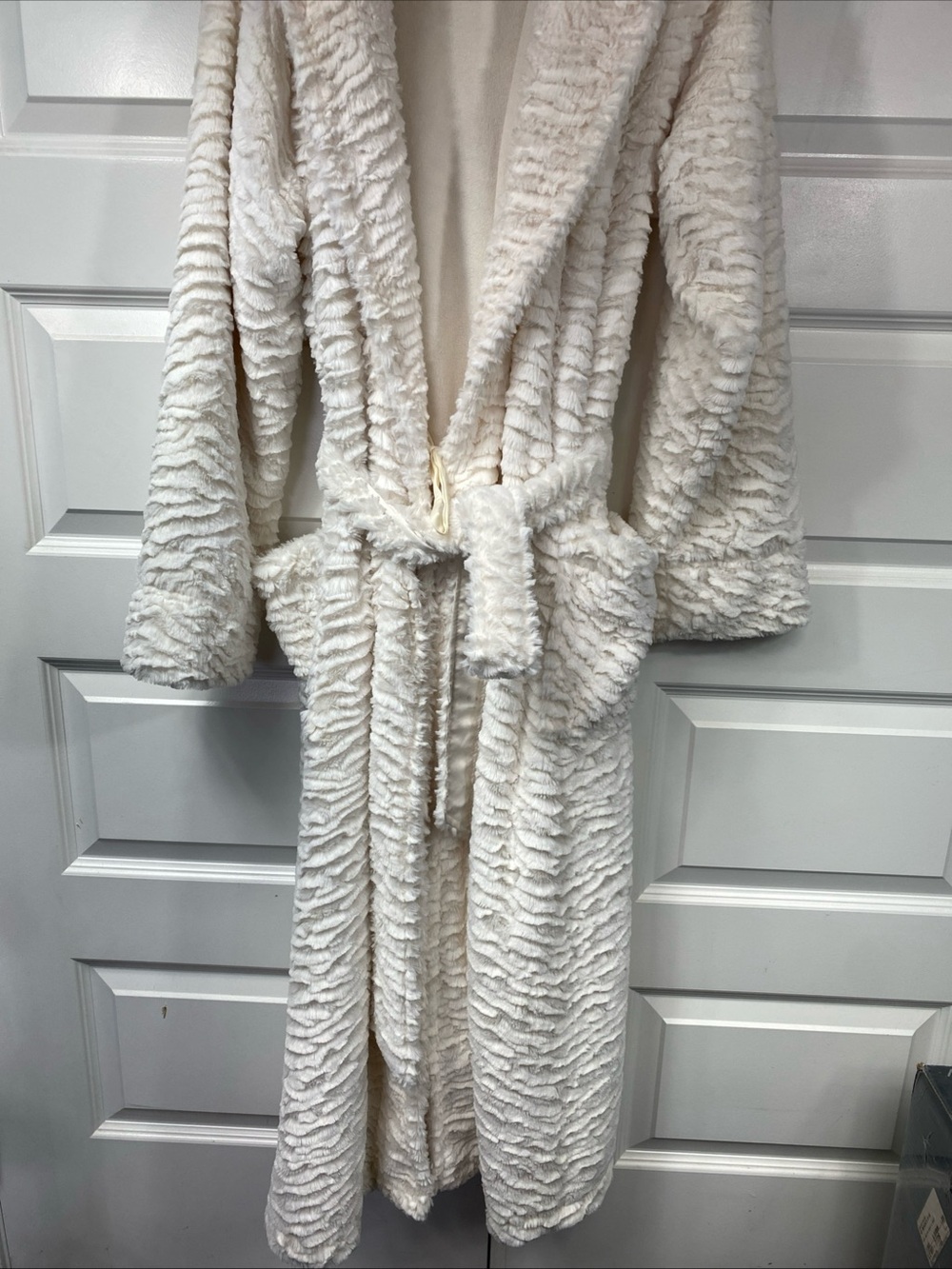 Soma Robe long plush cream fleece lined belted Faux Fur Cozy Classy Elegant S/M - Picture 8 of 9